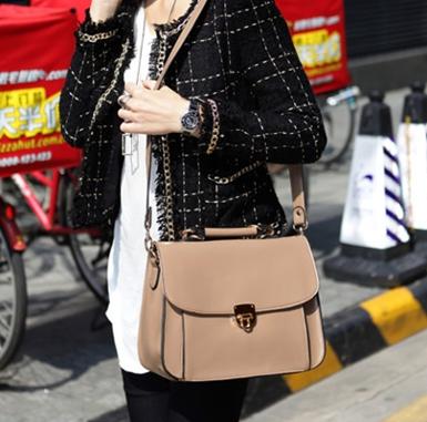 หมดค่ะ กระเป๋าAxixi รุ่น10091 ของแท้100% รุ่นนี้ทรงสวยมากค่ะ งานเนี๊ยบดี ฝากระกระเป๋ามีตัวล็อกดูดี 